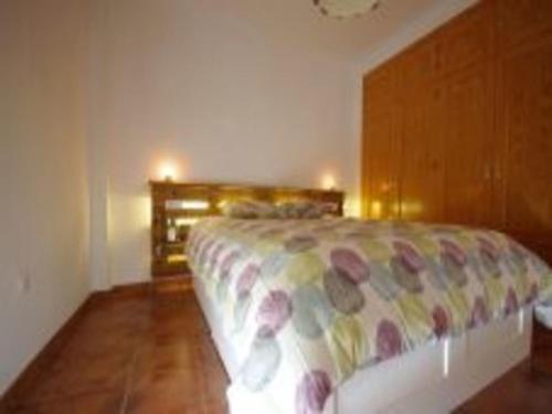 a bedroom with a bed in a room at Livingtarifa Apartamento El Nido in Facinas