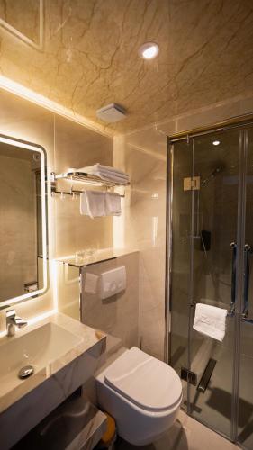 ein Badezimmer mit Toilette, Dusche und Waschbecken in der Unterkunft Zen Garten in Ahrensfelde