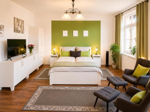a bedroom with a white bed and a green wall at Gästeliebling, Apartment Piepmäker mit Parkplatz und Terrasse, Bahnhof fußläufig in Goslar