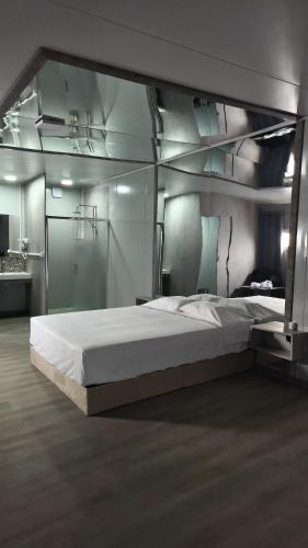 a bedroom with a large white bed in a room at Apartamento 201 in Colonia Valdense
