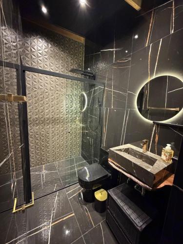 a bathroom with a sink and a shower at Chalé Exclusive El Paso in Mairiporã