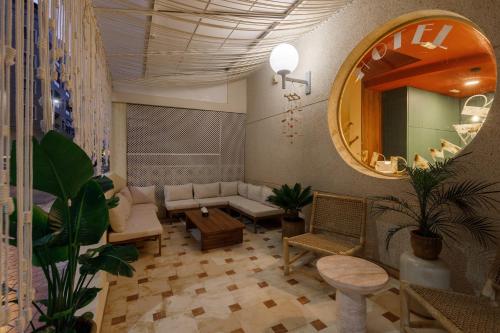 ein Wohnzimmer mit Sofa und Spiegel in der Unterkunft Hotel Guardamar in Guardamar del Segura