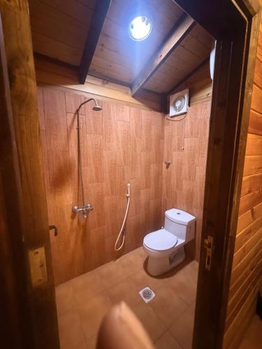 a bathroom with a shower and a toilet in a room at اكواخ بيلا 2 in Taif