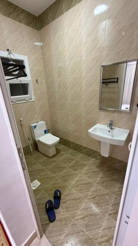 a bathroom with a sink and a toilet at صلالة صحلنوت in Salalah