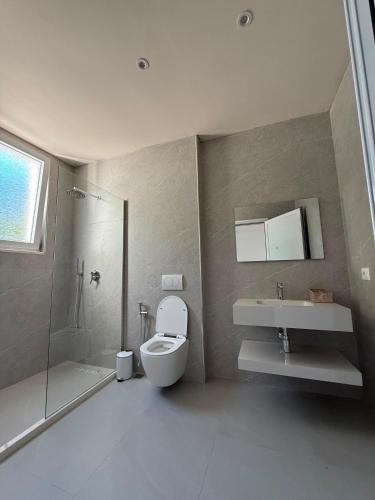 a bathroom with a toilet and a sink and a shower at Villa SkyWay in Krujë