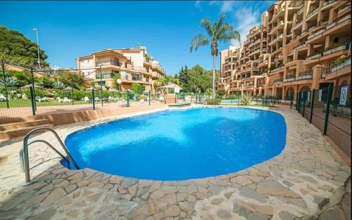 Spacious 2BR Apartment Terrace Pool & Train