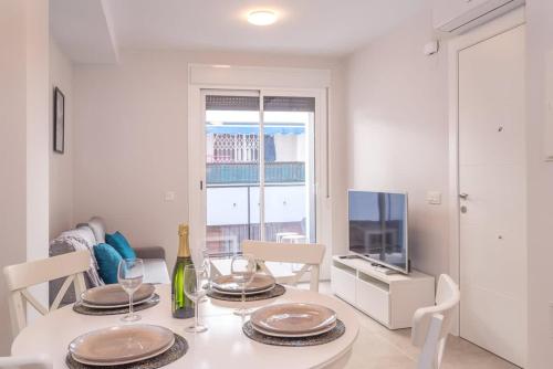 Modern 2BR Apartment Walk to Beach & Old Town