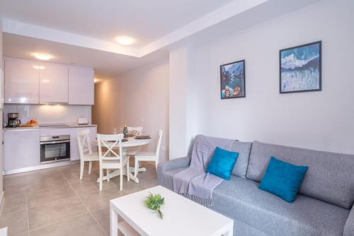 Modern 2BR Apartment Walk to Beach & Old Town