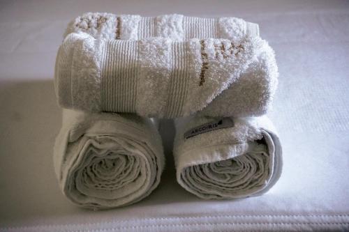 a pile of towels sitting on top of a table at Departamento a estrenar a pasos del pulmón de la cuidad in San Nicolás de los Arroyos