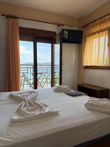 a bedroom with a bed with a view of the ocean at Dolphins House in Koinyra