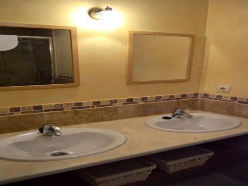 ein Badezimmer mit 2 Waschbecken und einem Spiegel in der Unterkunft Livingtarifa Apartamento Anhelo in Tarifa