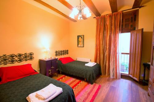 1 dormitorio con 2 camas y ventana en Jamarauja, en Biar
