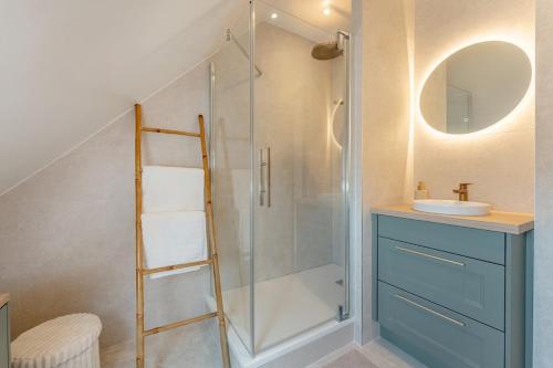 a bathroom with a shower with a sink and a ladder at Maison Sophie for 10 guests in Pierrefonds