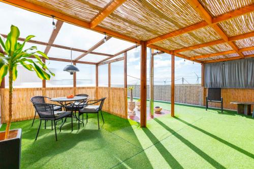 a pergola with a table and chairs on a patio at Casa Arico Viejo in Arico Viejo