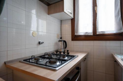a kitchen with a stove top in a kitchen at oasi bengasi in Moncalieri