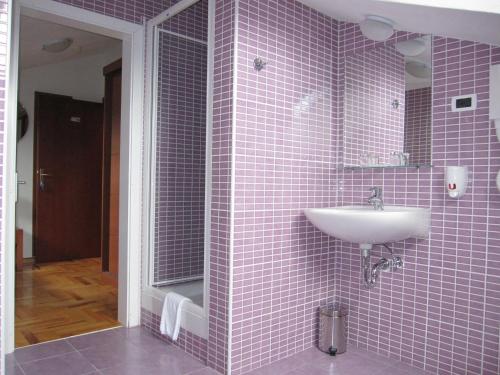 Hotel Park tesisinde bir banyo