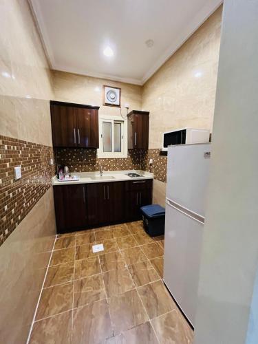 a kitchen with a refrigerator and a sink at المهاجر فرع قريش in Jeddah
