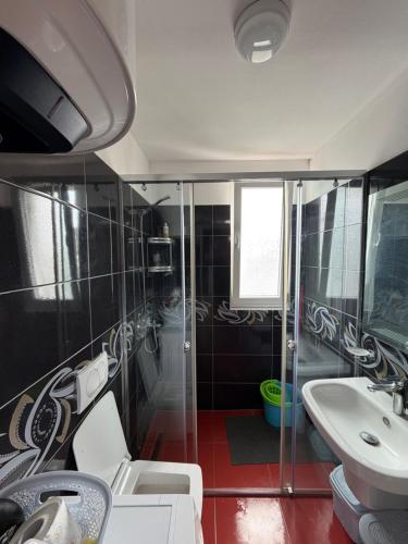 a bathroom with a shower and a toilet and a sink at Apartamente Shengjn in Shëngjin