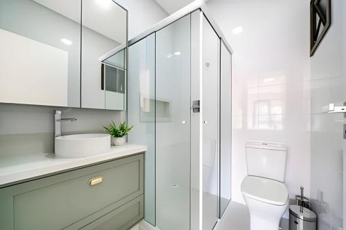 a bathroom with a toilet and a sink and a shower at Apto 2 dormitórios com piscina-Praia de Bombinhas. in Bombinhas