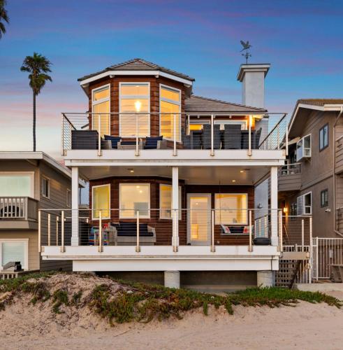 a large house on the beach with at Sandcastle in Carpinteria