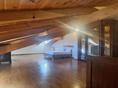 a large living room with a couch and wooden ceilings at Mulimù - Guesthouse in Montecalvo Versiggia