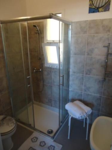 タリファにあるLivingtarifa La Tortuguitaのバスルーム(シャワー、トイレ、シンク付)