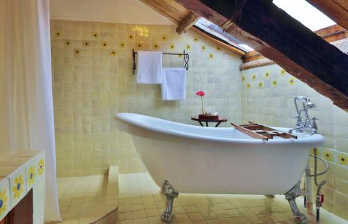 サン・クリストバル・デ・ラス・カサスにあるHotel Casaviejaのバスルーム(白い大型バスタブ付)