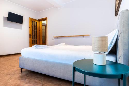 a bedroom with a bed and a table with a lamp at Spacious 4BR Home with Lake View in Nesso