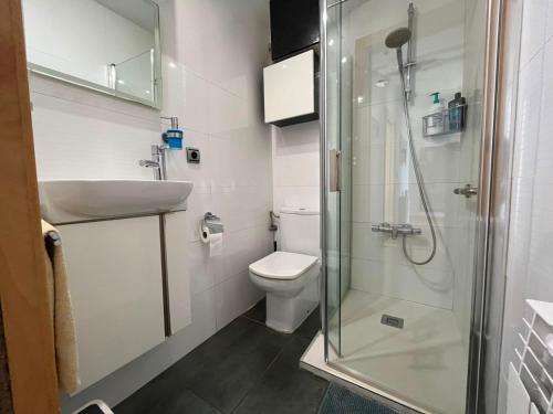 a bathroom with a shower and a toilet and a sink at Atico en el centro de Vitoria Parking gratis in Vitoria-Gasteiz