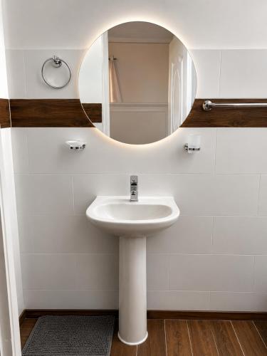 a bathroom with a sink and a mirror at Hotel restaurant bon Appetit in Santa Cruz de Barahona