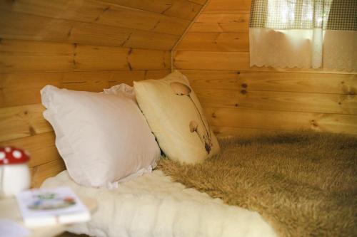 a room with two pillows on a bed with hay at Cabane Mushroom in Vouillé