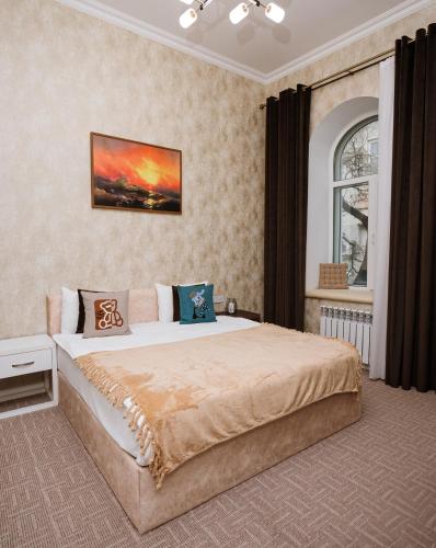 ein Schlafzimmer mit einem großen Bett und einem Fenster in der Unterkunft ZM hotel in Baku