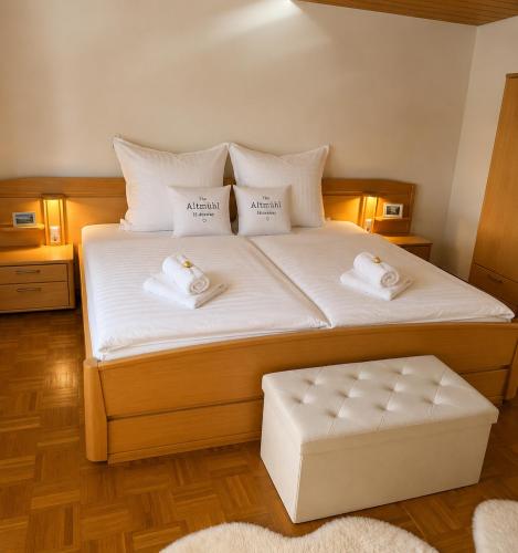 a bedroom with a bed with two towels on it at Altmühl Hideaway Apartment 2 in Treuchtlingen