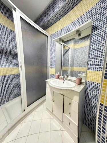 a bathroom with a sink and a mirror at super appartement centre avec parking in Tangier