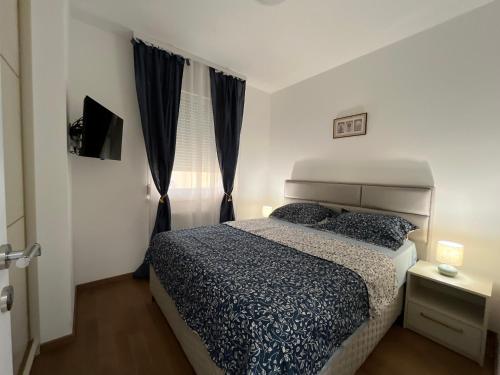 a bedroom with a bed and a window at Stan na dan - SResidence Banja Luka in Banja Luka