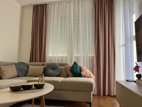 a living room with a couch and a table at Stan na dan - SResidence Banja Luka in Banja Luka