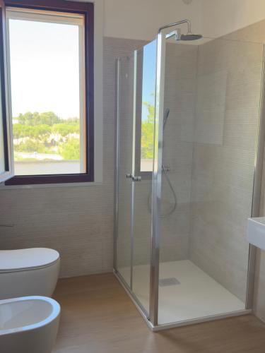 a bathroom with a shower and a toilet at Lentamente Domo in San Giovanni