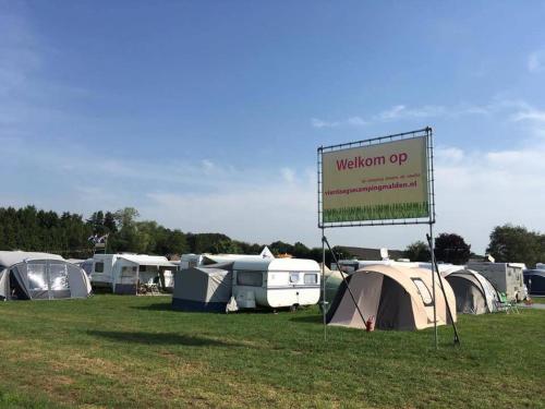 a sign in front of a bunch of tents at Slaaptrailer Vierdaagsecamping Malden in Malden