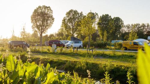 a group of cars parked in a parking lot at Slaaptrailer Amsterdam Gardens prijs vanaf 2 nachten in Amsterdam
