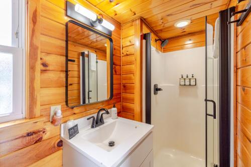 a bathroom with a sink and a shower at Wolfjaw Lodge in Wilmington