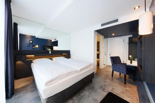 een slaapkamer met een groot bed en een bureau bij LINDEMANN'S in Berlijn