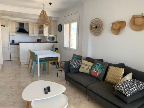 Beachfront apartment with panoramic sea views