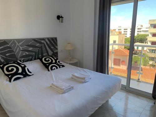 Beachfront apartment with panoramic sea views