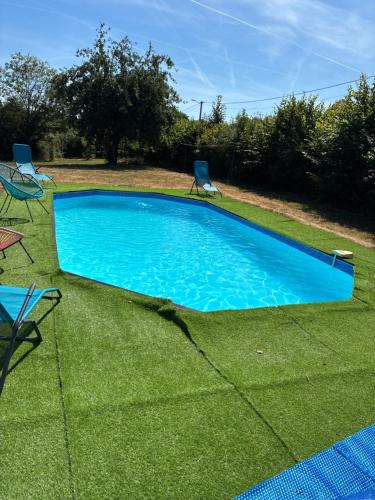an overhead view of a swimming pool in a yard at Les gîtes du Chemin Le Compostelle in Paray-le-Monial