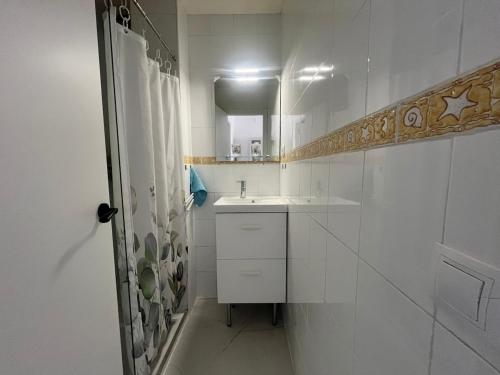 Maena Ninie - 50 m from a dream cove!