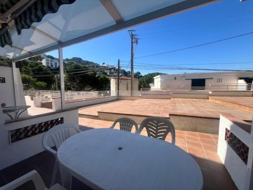 Maena Ninie - 50 m from a dream cove!