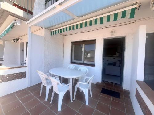 Maena Ninie - 50 m from a dream cove!