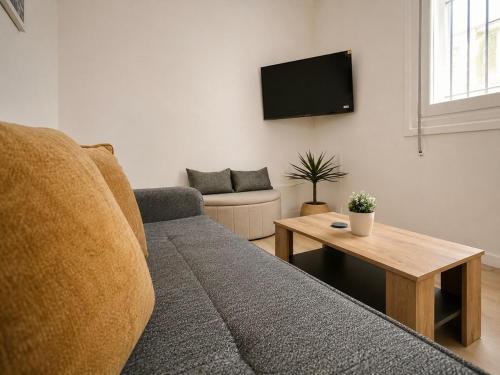 Modern Semi-Basement Αpt - Vibrant Kypseli by ΜΡS
