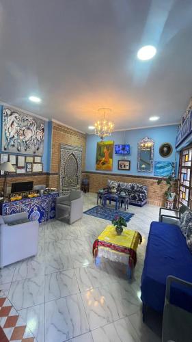 a large living room with blue and white at Dar Bouanani in Asilah
