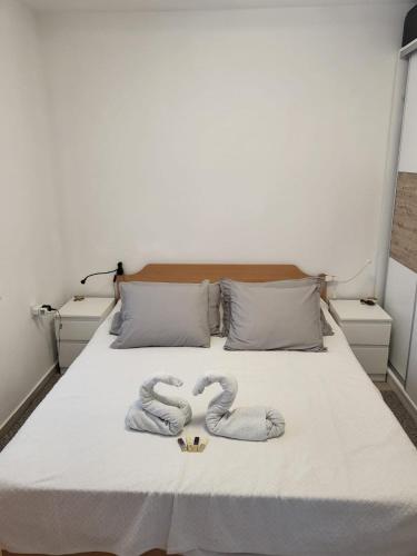 a bed with two towels in the shape of hearts at Apartment Riva Lastovo in Ubli